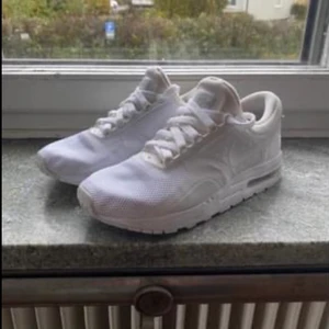 Nike air  - Snygga Nike air sneakers. Använda 5-6 gånger ( endast inomhus) storlek 37,5 inköpta på footloocker för 1099kr.