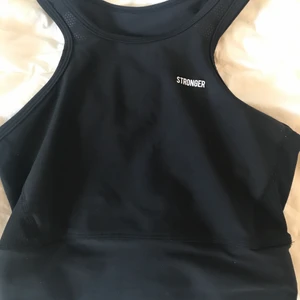 Stronger linne - Säljer detta snygga träningslinne ifrån stronger, helt oanvänd! Storlek S, pris kan såklart diskuteras, hör av er vid frågor eller intresse!💓