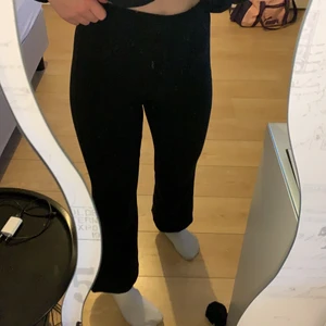 Kostymbyxor  - Säljer mina älskade kostymbyxor, super sköna och är i bra skick! De är utsvängda nertill och har sömmar på långst benen. 