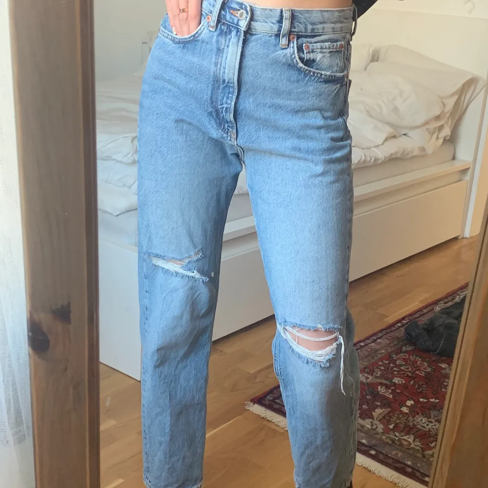 Jag säljer dessa jeansen som är från Zara i strl 36! Bara använda två gånger alltså är jeansen i ett väldigt bra skick! Om de är fler intresserade blir det budgivning💖. Jeans & Byxor.