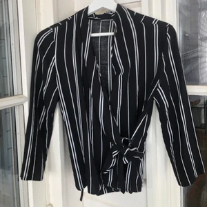 Randig blus  - Randig blus från PULL&BEAR. Storlek small, aldrig använd. Går att ha öppen men finns band så man kan knyta den.