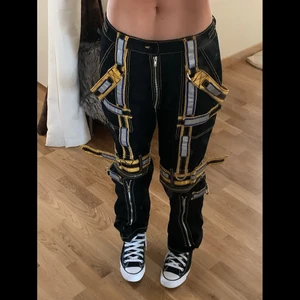 TRIPP NYC ENERGIZER PANTS - TRIPP Energizer byxor, använt fåtal gånger, köptes i new york för drygt ett år sedan för 2700kr (ca 299$) på UO. Bra skick, i storlek 32, går att justera banden så att byxorna passar din kroppsform! Skulle tipsa ett skärp ifall man vill att dem ska vara högmidjade annars är de väldigt lågmidjade. 