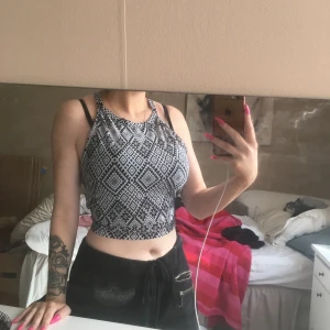 Stl XS-S - Fin topp nu till sommarn! Lappar finns ej kvar därav billigare pris, passar XS till S, skulle säga M också då jag kan ha den och jag när ofta M. Använd få gånger och har ej några defekter!😊