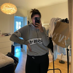 Adidas hoodie! - En tjocktröja från Adidas! Köptes på JD i London. Säljer pga att den tyvärr inte kommer till användning men den är jätte fin och sportig. Kan även användas i vardagen. Storlek M men passar även S / L beroende på hur man vill att den sitter.