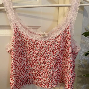 Blommigt linne urban outfitters - Säljer det här supergulliga linnet med spets från urban outfitters💓 Köpt i somras men säljer då jag inte använder det. Sista bilden är samma modell men bara en annan färg, men kan skicka egna bilder också ( skriv privat). Frakt tillkommer på 45kr