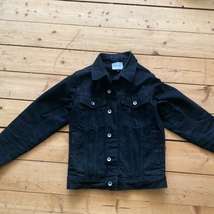 En snygg jeansjacka från Carlings💕❤️ - En svart Jeansjacka från Carlings i storlek S, väldigt snygg.❤️🖤