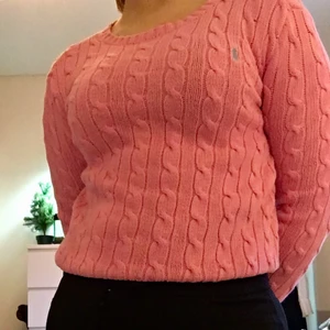 Ralph lauren - Supersnygg Ralph Lauren tröja i rosa! Säljes pga att den inte längre kommer till användning. Säljer den för 150kr + 66kr (spårbar frakt)💕