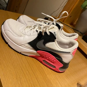 Nike Air Max - Säljer ett par Nike Air Max skor som inte kommer till användning. Använda nån enstaka gång så de är som nya, inga defekter! Säljes för 600kr inklusive frakt💕