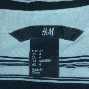 Svart/vit skjorta.  - Storlek 34 från hm. En fin blus. 