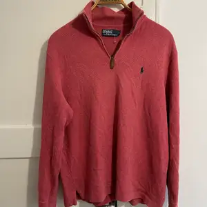 Lovely Half-Zip Pullover Ralph Lauren. I honestly rate the condition as very good 8.5 / 10 with no flaws Size M, length 67cm, width from armpit to armpit 56cm  Sweater in a beautiful raspberry color! The material is very pleasant, it is nice to the touch. The zipper is decorated with brown leather Clear, navy blue RL logo!