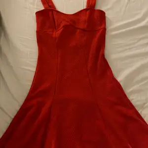 Röd klänning som är knälång och i storleken XS. Nyskick- aldrig använd.   Säljes då den är för liten på mig.  Vid frågor eller intresse skriv ☺️♻️ 