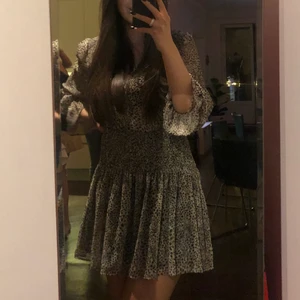 Zara klänning  - Super fin zara klänning i storlek S! Nyskick! Nypris 550kr budgivningen startar på 250kr🌟🌟🤎🤎🤎