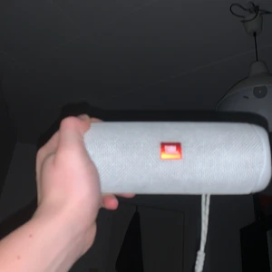 Högtalare  - En helt ny högtalare som kostade 700kr vid nytt köp använd 4 gånger hemma i huset skick 8/10 och säljer för 230kr nu för killar och tjejer