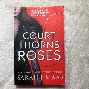 A court of thorns and roses av Maas - New York Times bestseller bok av Sarah J Maas, bok 1 i serien a court of thorns and roses. ORIGINAL UK COVER som inte längre finns i butik. Boken är på engelska. Läst någon gång och kan ses på baksidan, kolla bild 2. Tog av prislappen på baksidan, syns på bild 3. Frakt ej inkluderat, välj själv hur du vill att jag ska posta så jag står inte för postens slarv. Samfraktar. Först till kvarn gäller. 