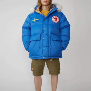 ACNE X FJÄLLRÄVEN EXPEDITION JACKET - Jag säljer nu min Acne X Fjällräven Expedition Jacket i storlek XS/S. Använd endast ett fåtal gånger.
