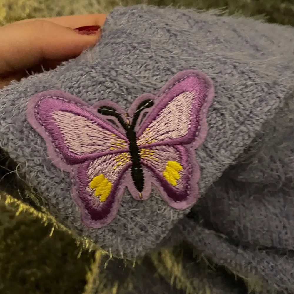 Söt lila topp med en fjäril på kragen. Den har en dragkedja på framsidan. Säljer då den är för liten för mig. . Toppar.