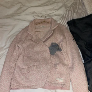 Odd Molly Kofta - Jätte söt kofta ifrån Odd Molly, använd ca 2 gånger och är i fint skick, säljer den pga att jag ej använder den.