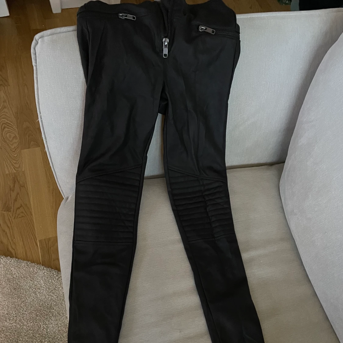 Svarta lack byxor 