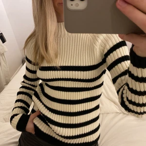 randig tröja - sjukt snygg grovt stickad tröja i randigt från lindex. perfekt passform. varm o skön. som ny. frakt tillkommer🤎