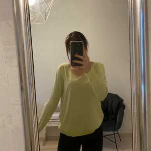 Glittrig grön topp  - Så HÄRLIG tröja med gröna färg nyanser & fina glittriga detaljer 💚 Storlek & märke står inte, men skulle säga en S