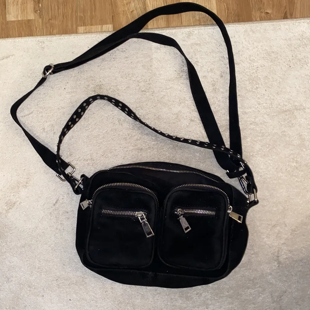 En svart väska i fakemocka från Noella, Nunoo inspirerad väska, toppenskick Mellanstor. Väskor.