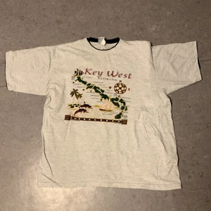 Vintage Key West T-Shirt - Vintage turist tshirt från 90-00tal. riktig unik och bra skick för hur gammal den är! Skriv om det är något du undrar om 