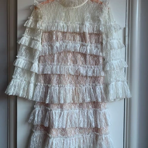 By Malina Carmine klänning - Storlek M, i nyskick! 