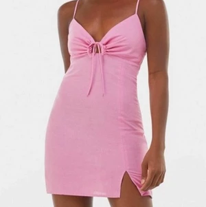 Klänning - Måste tyvär sälja denna fina klänning då den var lite liten för mig:(🤍 strl XS och endast provad! 180kr inkl frakt🤍 nypris 359kr! Första 2 bilderna från hemsidan