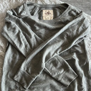 HOLLISTER TRÖJA - Tröja från hollister. Är grå med silver”trådar” i. Storlek L. 