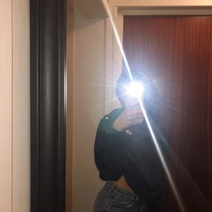 Jeans från monki  - Dessa snygga jeans köpta här på plick men från monki behöver hitta en ny ägare då de är för korta på mig. Skulle uppskatta storleken till 32/34. De är mörkblå, väldigt bra passform, medelhög midja men för korta för mig som är ca 162.