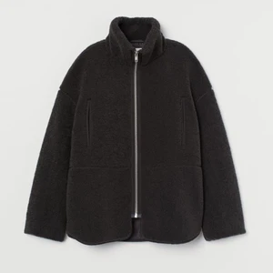 Hm teddy jacka - Grå teddy jacka från HM i storlek S, jättefint skick och säljs då den inte används, slutsåld då den köptes förra året. 