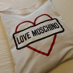 Moschino tröja, använd men i mycket bra skick. Köpt på Johnells. Skickad med Postnord Spårbart 66kr. 