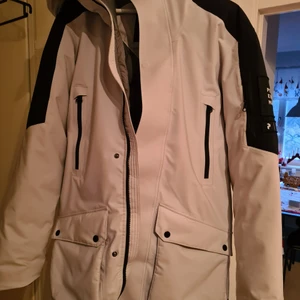 Storlek M - in peak performance vinterjacka. Utan några skador eller slitage. Köpt förra säsongen lite använd .