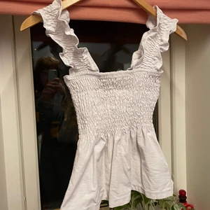 Vit topp - Sötaste toppen från H&M som tyvärr inte längre är min stil. Storlek S, stretchig vid bysten och den går ut i lite volanger under.