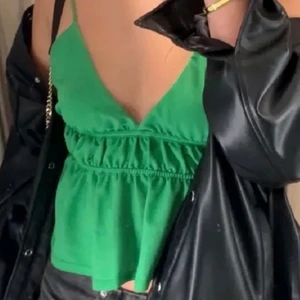 Linne - ❗️söker❗️ om de är någon som säljer de här gröna linnet från zara till ett bra pris, hör av dig🧚‍♀️ (lånad bild)