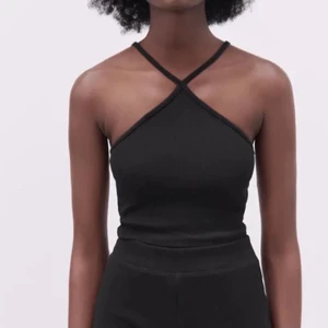 Svart Topp - Säljer nu ett fint svart linne som är köpt ifrån Zara. Tröjan är i storlek M men passar dom som har S med. Toppen har inte kommit till användning, ny skick. 