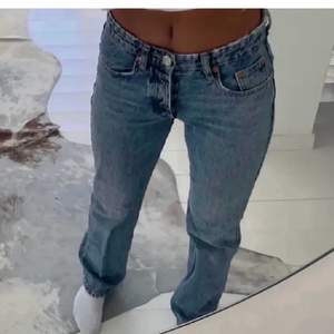Säljer nu mina fina midrise jeans som är helt slutsålda från zara! Använda fåtal gånger❤️❣️❤️❣️(inte min bild!) HÖGSTA BUD JUST NU:300kr