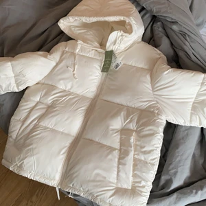 Puffer jacka - Populär jacka från hm, vit. Storlek S. Helt slutsåld!!! Kom med egna bud. Lappar finns kvar, så helt ny