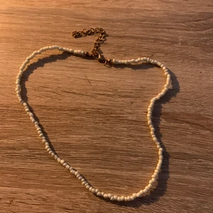 Halsband - Säljer detta vita pärlhalsbandet 🤍🤍