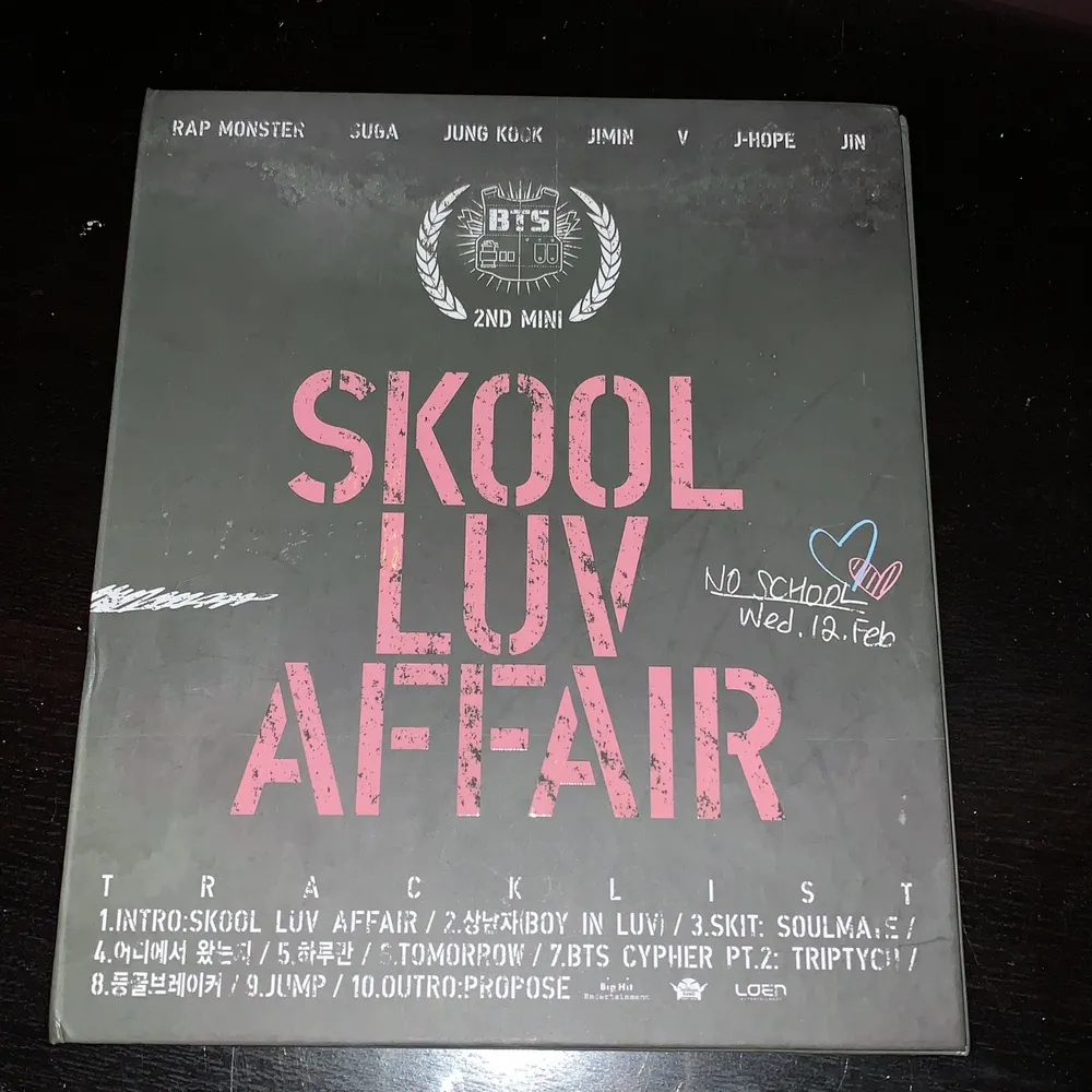 Säljer mitt skool luv affair album av bts allt innehåll finns kvar sen jag köpte den. Priset är inte hugget i sten . Övrigt.