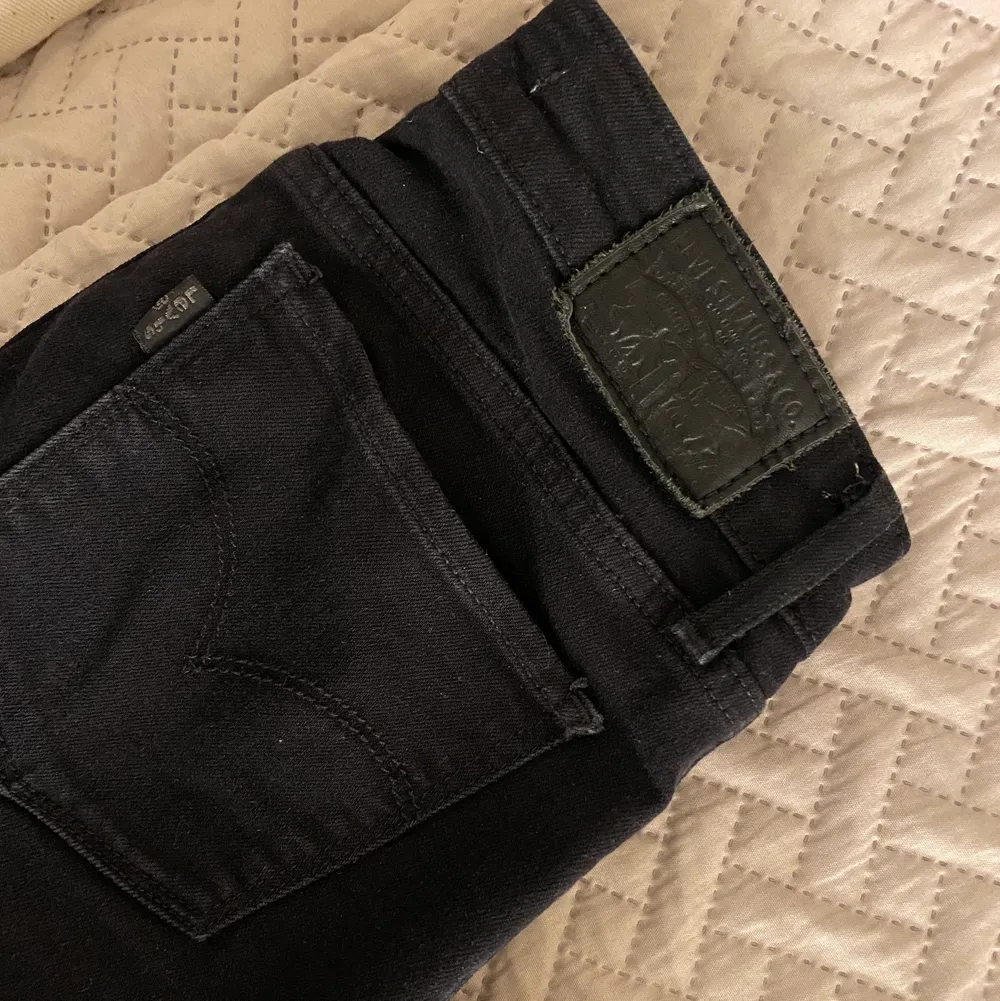 Lågmidjade Levi’s Jeans i modellen 715 Bootcut. Använt enstaka gånger. 300kr + frakt💕. Jeans & Byxor.