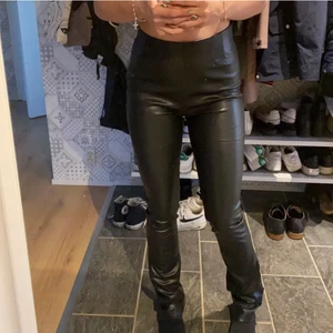 Skinnbyxor  - (Lånade bilder) Jag köpte dem här på Plick men dem var väldigt långa på mig, jag är 1.64. Annars sitter dem jätte bra och bekvämt💕 200+frakt