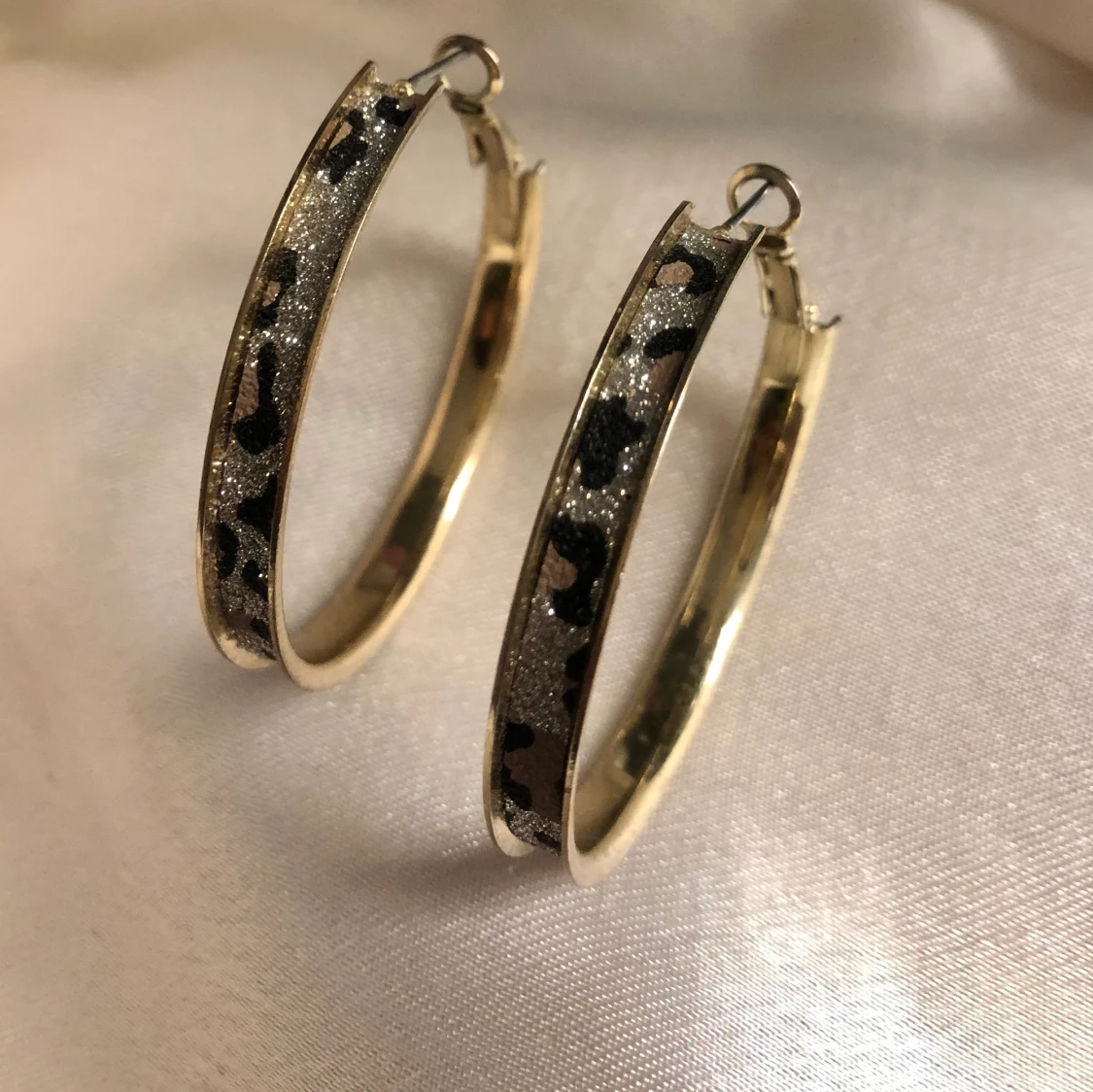 Leopard örhängen med glitter