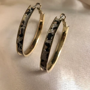Leopard örhängen med glitter - Örhängen, perfekta för jul och nyår. Nyskick.