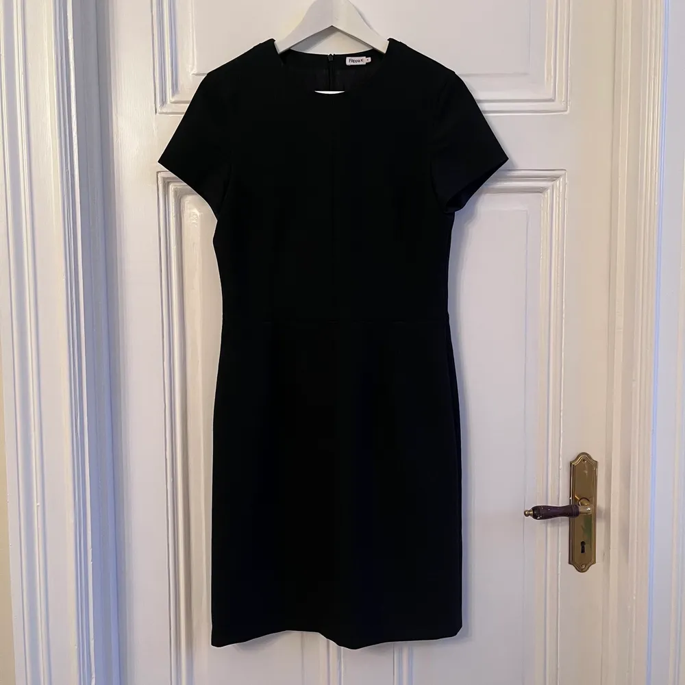 Elegant svart klänning från FilippaK i fin kvalitet . Klänningar.