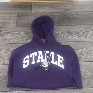 Staple hoodie Lila - Staple hoodie oanvänd. Köpt för 900kr storlek S pris 600kr kan sänkas för snabb affär