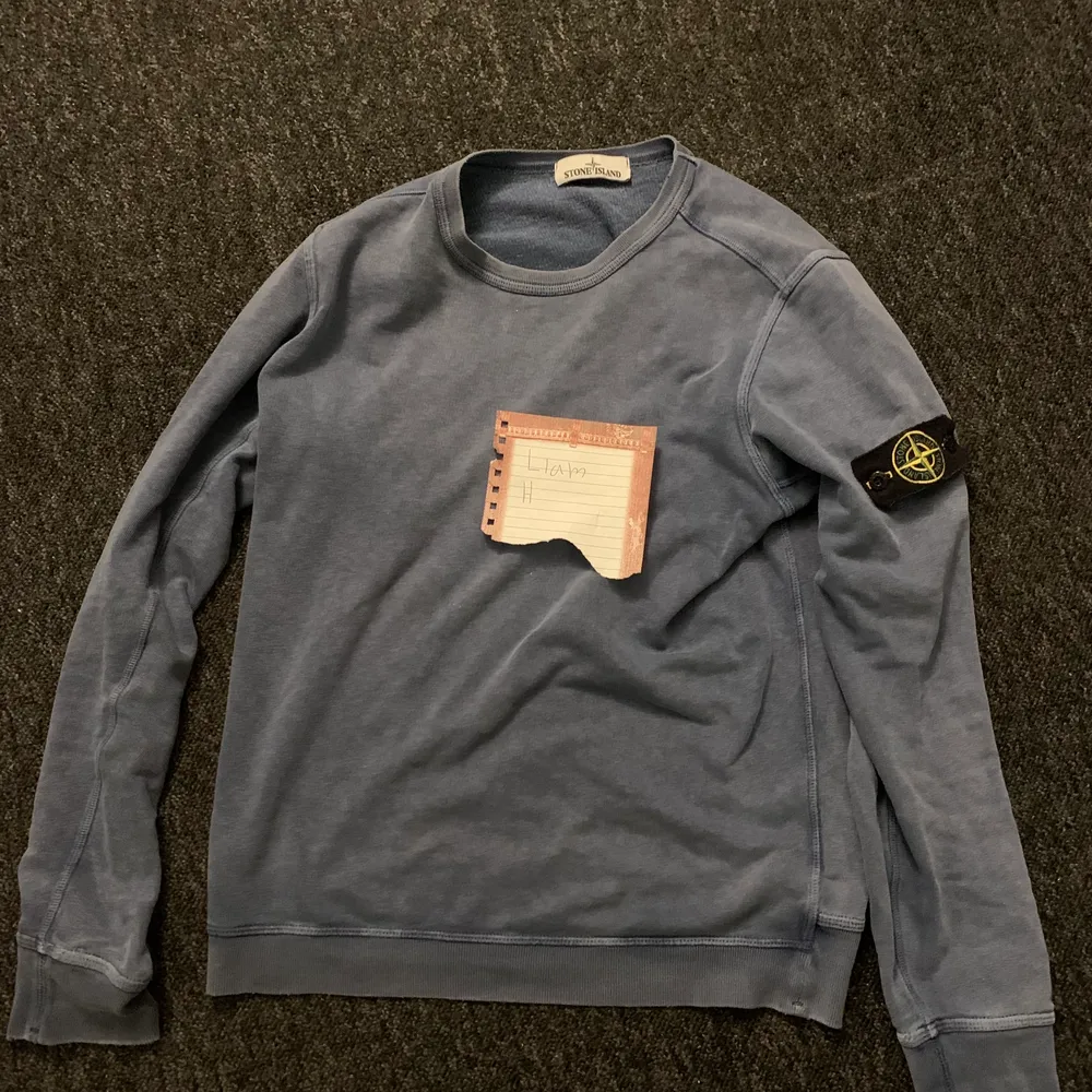 Stone island crewneck i storlek small. Skicket är 6-7/10 finns lite defekter på den men har fortfarande liv i sig.. Tröjor & Koftor.