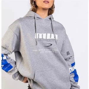 Madlady hoodie - Supercool hoodie med tryck från madlady som tyväär inte kommer till användning längre. Använd fåtal gånger och har inga deffekter. Frakt ingår inte i priset!!!!