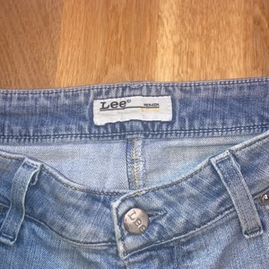 Damjeans - Säljer ett par damjeans av märket lee