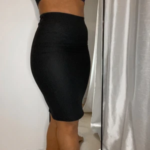 Black Skirt (XS), 50 SEK  - Svart fin kjol från Gina Tricot som jag knappt har använt. Kjolen är väldigt stretchig och formar sig fint efter kroppen. Baktill så har den en liten slits i mitten. Jag är 163 lång och har 74 i midjemått. 🥰✨